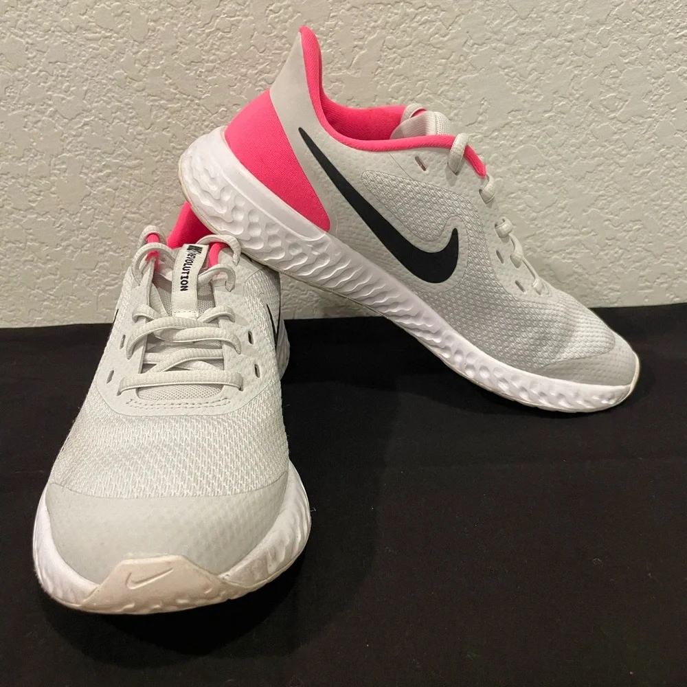 NIKE REVOLUTION LOW TRAINERS YOUTH SHOES‎ GREY & BRIGHT PINK SIZE 7Y / 9W
